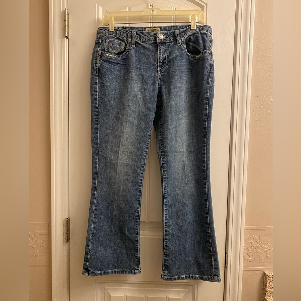 Earl jeans. Boot cut. Cute details on pockets.